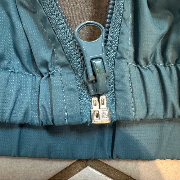 Volcom windbreak/rain jacket sz 5 little kids. - Picture 4 of 9